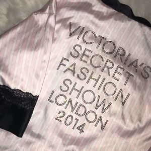 VICTORIA’S SECRET FASHON SHOW ROBE ✨